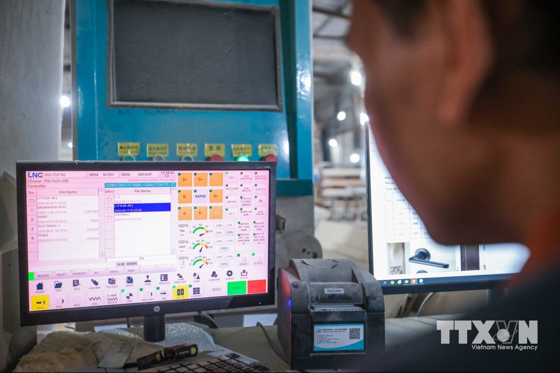 Toàn bộ quy trình tại JICOWOOD từ tiếp nhận đơn hàng, thiết kế, sản xuất, kiểm soát chất lượng, tồn kho, giao hàng đều được kết nối trên nền tảng dữ liệu số, giúp dễ dàng theo dõi, truy xuất và quản lý theo thời gian thực. (Ảnh: Hoàng Hiếu/TTXVN)